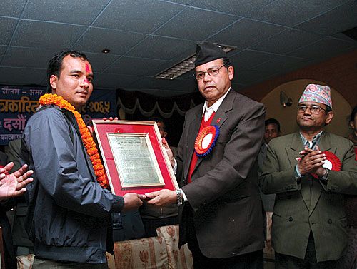 WELL DESERVED: Himal Khabarpatrika reporter and Nepali Times contributor Rameswor Bohara receives the Yadu Gautam Award for human rights reporting on Wednesday from UML chairman Jhal Nath Khanal.