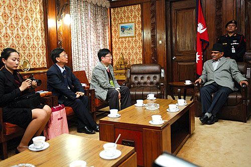 SEEKING FREEDOM: Asia Journalist Association president Lee Sang-ki (centre) and vice-president Ivan Lim Sin Chin met Prime Minister Dahal on Monday in Singha Darbar. They raised concerns about press freedom.