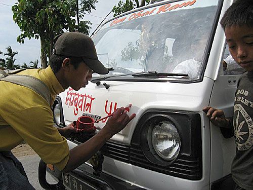 LIMBUWANS, TOO: A Limbuwan activist paints a micro bus with the name of the proposed autonomous region in Ilam on Wednesday. The Limbuwans have joined the Tharu agitation in eastern Nepal.
