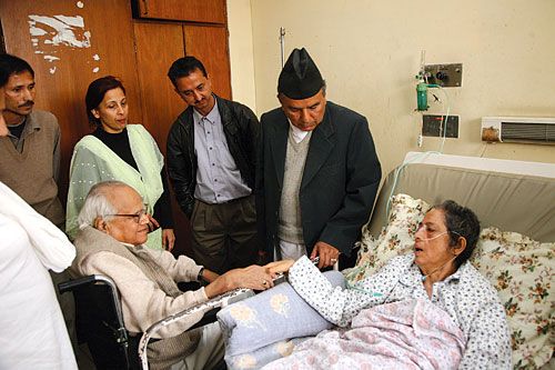 WORDS OF COMFORT: Former prime minister Krishna Prasad Bhattarai visits senior NC leader Shailaja Acharya in Teaching Hospital, Maharajgunj on Friday. In spite of treatment in Bangkok, Acharya is still in a critical condition.