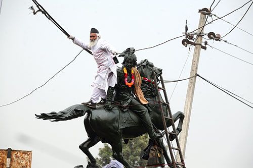 BANNER MAN: Laxman Singh Khadka, self-proclaimed cleaner of Nepal, decorates the statue of Jung Bahadur Rana at Sahid Gate on Tuesday.