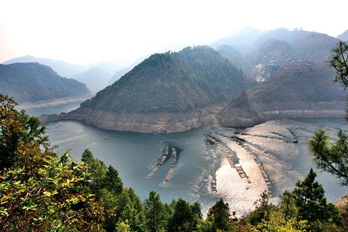 RUNNING ON EMPTY: The Kulekhani reservoir on Wednesday is nearly empty despite this week's rains which were not enough to raise water levels. The six-month drought has exacerbated government mismanagement, leading to a serious energy crisis.