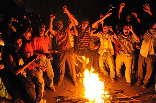 BURNING ISSUE: The Maoists took out a torch rally in the valley after a demonstration in Ratnapark on Tuesday. The demonstration was in support of Pushpa Kamal Dahal's resignation from prime ministership.
