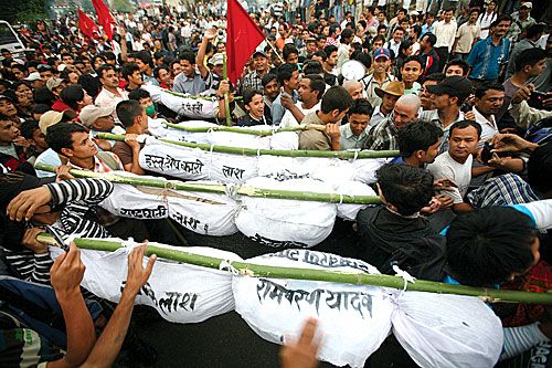 GRAVEYARD SHIFT: Maoist cadres carry mock corpses of President Ram Baran Yadav at a protest in Ratna Park on Monday, demanding that he reverse his move to reinstate the army chief.