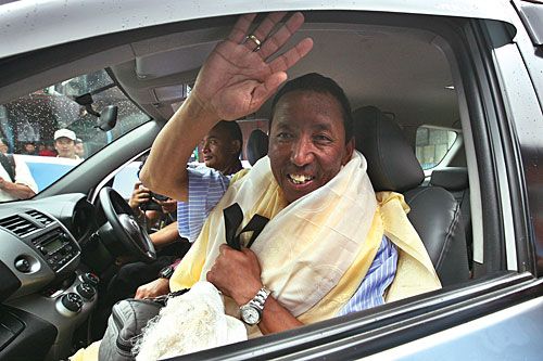 DAREDEVIL: Mountaineer Appa Shrepa arrives at Tribhuban International airport on Tuesday after summiting the Mount Everest for the 19th time and setting a new world record.