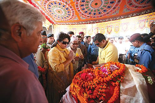 FLORAL TRIBUTES: Former deputy prime minister Shailaja Acharya passed away at the age of 65 last week. Those who paid their last respects spanned the political spectrum and included Foreign Minister Sujata Koirala (in dark glasses).