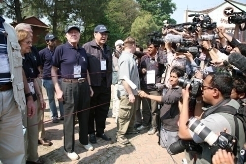 OBSERVER-IN-CHIEF: Former US president Jimmy Carter and his wife, Rosalyn, meet the press after inspecting voting in Jhamsikhel on Thursday.