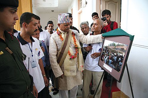 LOOKING BACK: President Ram Baran Yadav unveils a picture during an exhibition on Kathmandu Valley's history to commemorate the 10th anniversary of Sampadha Photovision Collection on Saturday in Sital Niwas.