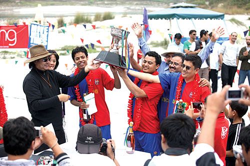 CHAMPIONS: Everest Bank's volleyball team lifts their championship trophy after winning the RSR Beach Volleyball 2009 at Kurintar on Sunday.