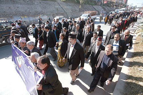 BLACK COATS: Members of the Nepal Bar Association take out a rally at Babar Mahal on Monday calling on the CA to complete writing the constitution by 28 May.