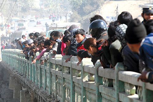 UNWANTED: Pedestrians point at a discarded foetus in the rubbish flowing under Balkumari Bridge, Lalitpur, Wednesday.