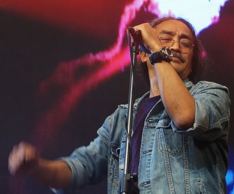 Nepathya's Amrit Gurung sings at a show in Dubai organised to raise fund for Nepal's earthquake survivors.