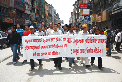GOLD DIGGERS: Owners of jewelry shops shut down their businesses on Tuesday and organised a rally in New Road to protest against the government’s monitoring campaign.
