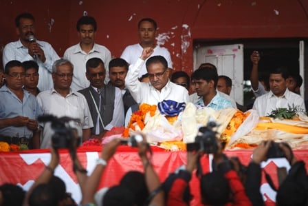 FAREWELL: UCPN(Maoist) chairman Pushpa Kamal Dahal pay tribute to Nar Bahadur Karmacharya, founder member of Communist Party of Nepal, who died on Wednesday.