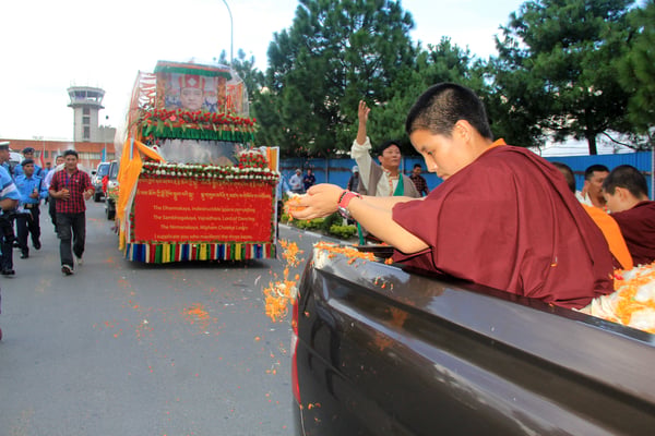 Tibetan Buddhist leader Shamar Rinpoche's body is flown to Nepal for final rites and cremation on Tuesday.