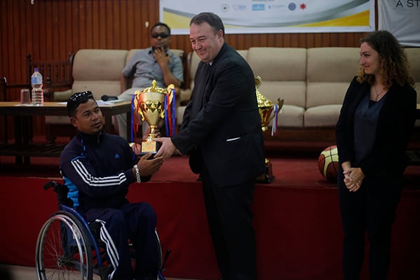 Abdullah Tuncer Kececi, General Manager of Turkish Airlines hands over the replica trophy to last year's male category winner, National Army, during the press conference to announce the second edition of 'Turkish Airlines ENGAGE Empowering League' on Tuesday.