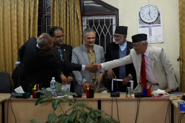 MJF (D) Chair Bijaya Kumar Gachhadar and UML Chair KP Oli shake hands in front of NC President Sushil Koirala, UCPN (M) Chair Pushpa Kamal Dahal and the CPDCC Chair Baburam Bhattarai after signing a deal on the six-province federalism model Saturday midnight.