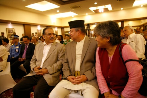 SURROUNDED: Army chief Gaurav SJB Rana listens to UCPN(M) leaders Pushpa Kamal Dahal and Hisila Yami at Darbar Marg on Sunday.