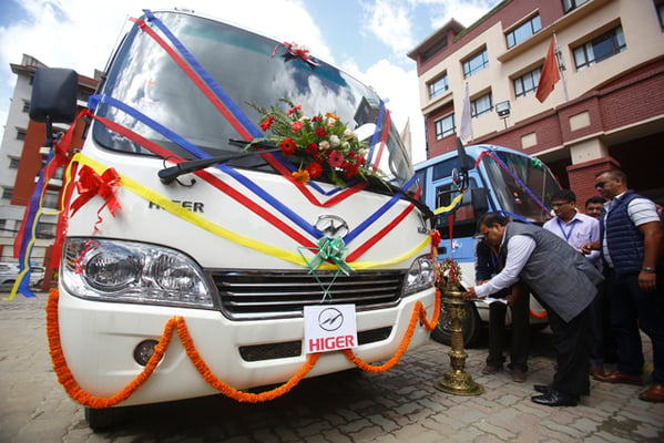 Minister of Foreign Affairs Krishna Bahadur Mahara inaugurates a mini bus of Chinese bus manufacturer Higer at Radisson Hotel, Lazimpat on Tuesday.