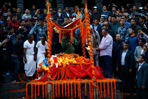 Chairman of CPN Maoist (Center) Pushpa Kamal Dahal performs the final rites of his son Prakash Dahal at Pashupati Aryaghat on Sunday.