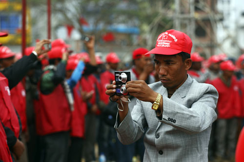 EXTRA CHEESE: A cadre takes photos of his friends gathered at Hupra Chaur, Hetauda for the UCPN(M)’s seventh general convention on Saturday afternoon. EXTRA CHEESE: A cadre takes photos of his friends gathered at Hupra Chaur, Hetauda for the UCPN(M)’s seventh general convention on Saturday afternoon.