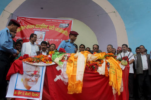 UCPN(M) chairman Pushpa Kamal Dahal and senior leader Baburam Bhattarai pay tribute to late UCPN(M) Vice Chair Posta Bahadur Bogati at Khulla Manch on Monday.