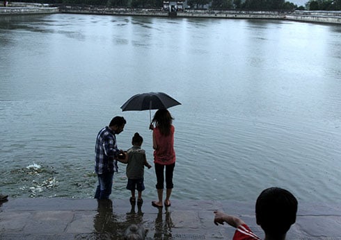 WEEKEND BREAK: Visitors at Bhaktapur's Sidha Pokhari feeding fishes on Saturday afternoon.