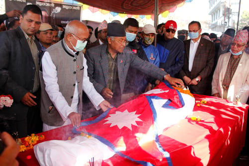 UML Chair KP Oli pays final tribute to party leader Ram Nath Dhakal on Monday. He was infected with Swine Flu and TB and had passed away Sunday.