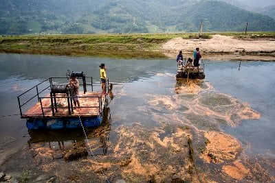 SAFE TRIP: Villagers cross Phewa Lake on barrel rafts to return to their homes in Pame, Pokhara on Saturday evening.