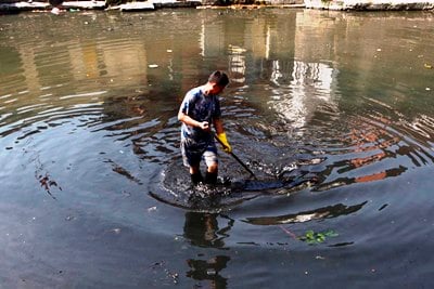 PICK IT UP: An officer actively participates in a cleaning campaign at the Bagmati River in Pashupatinath on Saturday.